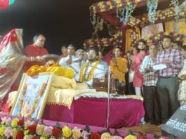 “भगवान मारते नहीं, बल्कि तारते हैं” आचार्य धीरज कृष्ण शास्त्री कृष्ण जन्म कथा से भाव-विभोर हुए श्रद्धालु, भजनों से भक्तिमय हुआ वातावरण