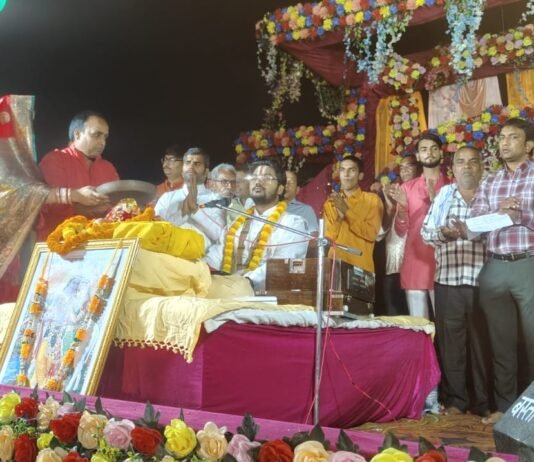 “भगवान मारते नहीं, बल्कि तारते हैं” आचार्य धीरज कृष्ण शास्त्री कृष्ण जन्म कथा से भाव-विभोर हुए श्रद्धालु, भजनों से भक्तिमय हुआ वातावरण