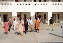 डीएम ने आश्रम पद्धति विद्यालय के निर्माण कार्यों का किया निरीक्षण गुणवत्ता व समयबद्धता पर दिया जोर, व्यवस्थाओं का लिया जायजा
