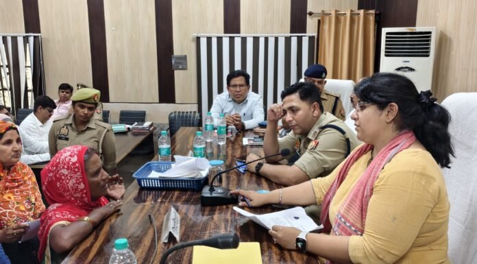 डीएम-एसपी ने तहसील सलोन में सुनीं फरियादियों की समस्याएं सम्पूर्ण समाधान दिवस में 55 शिकायतें प्राप्त, 15 का मौके पर निस्तारण