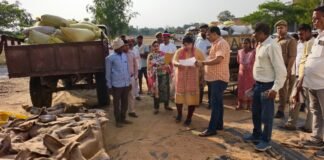 डीएम ने गेहूँ क्रय केन्द्र का किया निरीक्षण किसानों से अधिक खरीद व समय पर भुगतान के दिए निर्देश