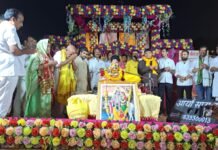 श्रीमद्भागवत कथा के विश्राम दिवस पर कृष्ण-सुदामा प्रसंग सुन भावुक हुए श्रद्धालु दान-दक्षिणा देकर कथा व्यास का लिया आशीर्वाद, मझौवा एकडंगा में कथा का समापन