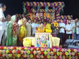 श्रीमद्भागवत कथा के विश्राम दिवस पर कृष्ण-सुदामा प्रसंग सुन भावुक हुए श्रद्धालु दान-दक्षिणा देकर कथा व्यास का लिया आशीर्वाद, मझौवा एकडंगा में कथा का समापन