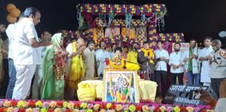 श्रीमद्भागवत कथा के विश्राम दिवस पर कृष्ण-सुदामा प्रसंग सुन भावुक हुए श्रद्धालु दान-दक्षिणा देकर कथा व्यास का लिया आशीर्वाद, मझौवा एकडंगा में कथा का समापन