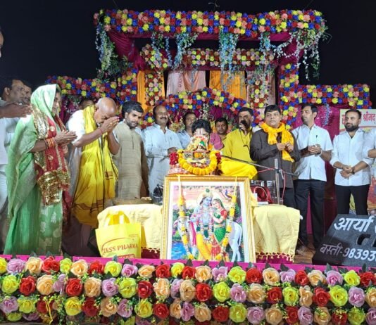 श्रीमद्भागवत कथा के विश्राम दिवस पर कृष्ण-सुदामा प्रसंग सुन भावुक हुए श्रद्धालु दान-दक्षिणा देकर कथा व्यास का लिया आशीर्वाद, मझौवा एकडंगा में कथा का समापन