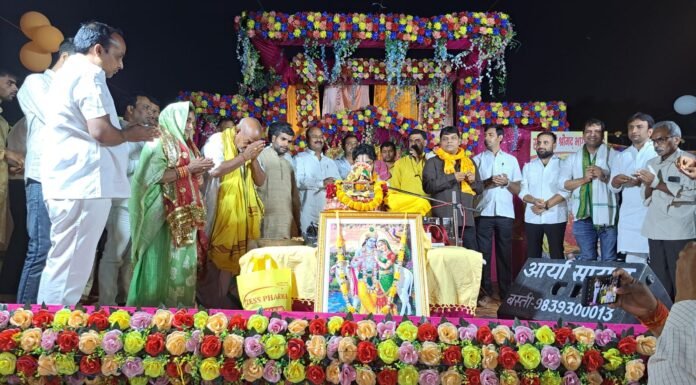 श्रीमद्भागवत कथा के विश्राम दिवस पर कृष्ण-सुदामा प्रसंग सुन भावुक हुए श्रद्धालु दान-दक्षिणा देकर कथा व्यास का लिया आशीर्वाद, मझौवा एकडंगा में कथा का समापन