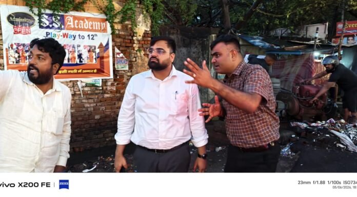 बारिश में ‘मैदान’ में उतरे नगर आयुक्त अजय जैन, सड़कों पर उतरकर परखी व्यवस्था जलभराव पर जीरो टॉलरेंस—नाले जाम मिले तो मौके पर ही कार्रवाई के निर्देश
