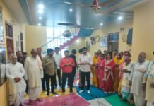 बच्चों और विद्यालय के कल्याण हेतु डॉ. उदय प्रताप चतुर्वेदी ने कराया महामृत्युंजय जाप, भव्य महाआरती में जुटे श्रद्धालु।