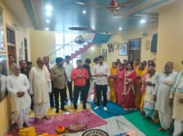 बच्चों और विद्यालय के कल्याण हेतु डॉ. उदय प्रताप चतुर्वेदी ने कराया महामृत्युंजय जाप, भव्य महाआरती में जुटे श्रद्धालु।