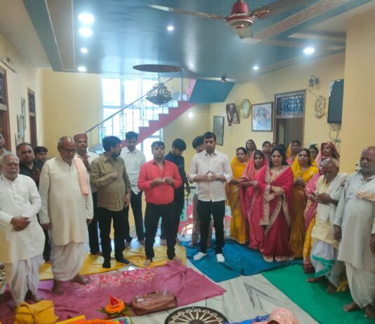 बच्चों और विद्यालय के कल्याण हेतु डॉ. उदय प्रताप चतुर्वेदी ने कराया महामृत्युंजय जाप, भव्य महाआरती में जुटे श्रद्धालु।