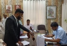 डीएम ने जनसुनवाई में सुनी फरियादियों की समस्याएं, फोन पर ही कराया त्वरित निस्तारण