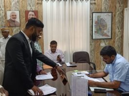 डीएम ने जनसुनवाई में सुनी फरियादियों की समस्याएं, फोन पर ही कराया त्वरित निस्तारण