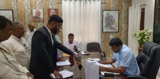 डीएम ने जनसुनवाई में सुनी फरियादियों की समस्याएं, फोन पर ही कराया त्वरित निस्तारण