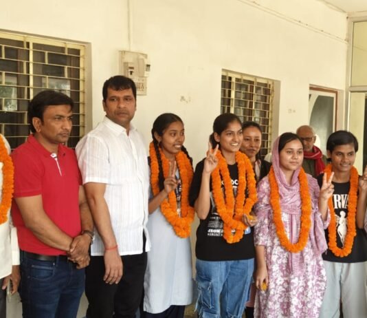 सीबीएसई बोर्ड परीक्षा में चमके एसआर इंटरनेशनल एकेडमी के छात्र, मेधावियों का हुआ सम्मान एमडी राकेश चतुर्वेदी ने छात्र-छात्राओं को किया सम्मानित, उज्ज्वल भविष्य की दी शुभकामनाएं