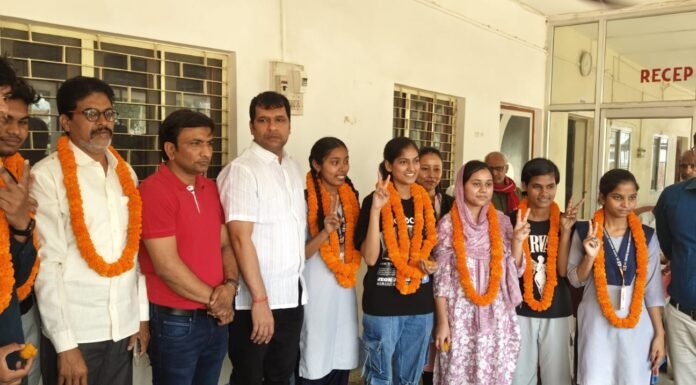 सीबीएसई बोर्ड परीक्षा में चमके एसआर इंटरनेशनल एकेडमी के छात्र, मेधावियों का हुआ सम्मान एमडी राकेश चतुर्वेदी ने छात्र-छात्राओं को किया सम्मानित, उज्ज्वल भविष्य की दी शुभकामनाएं