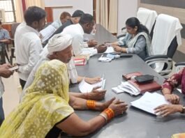 सीएम कार्यक्रम के बीच भी जारी रही जनसुनवाई, सदर तहसील में महिला नायब तहसीलदारों ने संभाली कमान 208 फरियादियों की सुनी गई समस्याएं, 25 मामलों का मौके पर हुआ निस्तारण