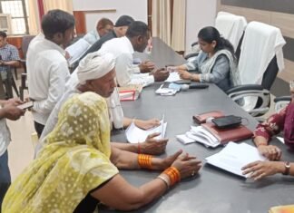 सीएम कार्यक्रम के बीच भी जारी रही जनसुनवाई, सदर तहसील में महिला नायब तहसीलदारों ने संभाली कमान 208 फरियादियों की सुनी गई समस्याएं, 25 मामलों का मौके पर हुआ निस्तारण