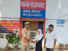 राजघाट पुलिस की तत्परता से महिला को मिला खोया पर्स और मोबाइल इलाज कराने आई महिला का सामान सड़क किनारे मिला सुरक्षित, पुलिस ने लौटाई मुस्कान