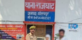राजघाट पुलिस की तत्परता से महिला को मिला खोया पर्स और मोबाइल इलाज कराने आई महिला का सामान सड़क किनारे मिला सुरक्षित, पुलिस ने लौटाई मुस्कान
