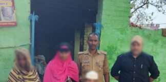राजघाट पुलिस की संवेदनशील पहल, गुमशुदा 8 वर्षीय बालक को सकुशल परिजनों से मिलाया रास्ता भटककर थाने पहुंचा था मासूम, सोशल मीडिया की मदद से खोजे गए परिजन