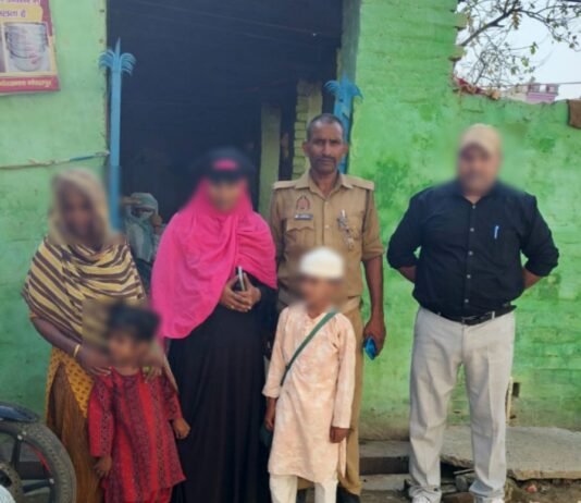 राजघाट पुलिस की संवेदनशील पहल, गुमशुदा 8 वर्षीय बालक को सकुशल परिजनों से मिलाया रास्ता भटककर थाने पहुंचा था मासूम, सोशल मीडिया की मदद से खोजे गए परिजन