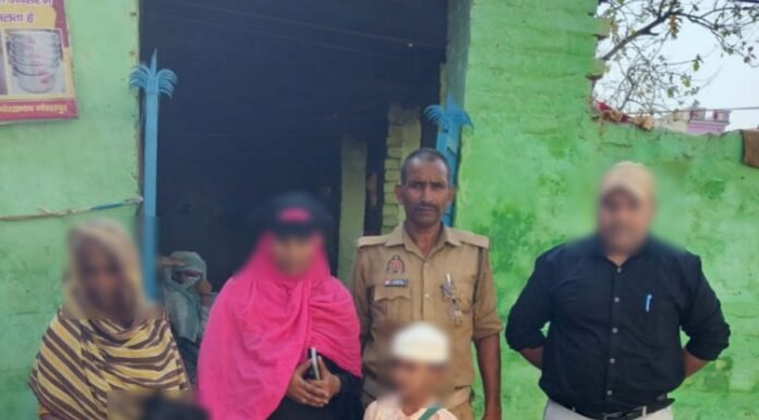 राजघाट पुलिस की संवेदनशील पहल, गुमशुदा 8 वर्षीय बालक को सकुशल परिजनों से मिलाया रास्ता भटककर थाने पहुंचा था मासूम, सोशल मीडिया की मदद से खोजे गए परिजन
