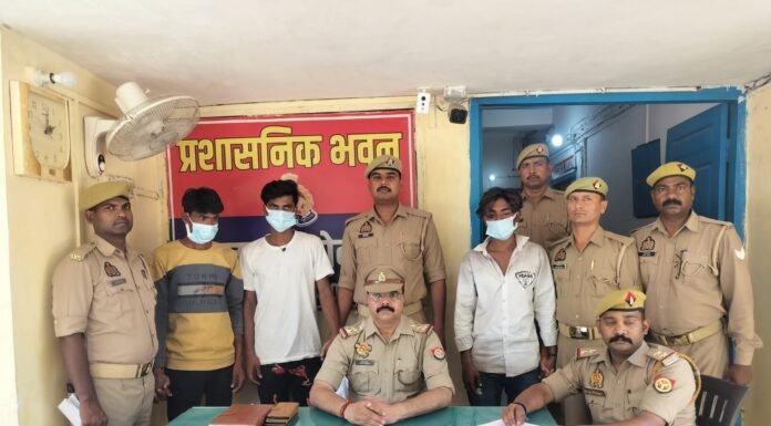 घर में चोरी की नीयत से घुसे तीन चोर ग्रामीणों के हत्थे चढ़े, पुलिस ने भेजा जेल परिवार की सतर्कता और पुलिस की तत्परता से बड़ी वारदात टली, कट्टा और चाकू बरामद