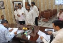 डीएम दीपक मीणा ने जनसुनवाई में सुनी फरियादियों की समस्याएं, त्वरित निस्तारण के दिए सख्त निर्देश नवागत एडीएम सिटी, एडीएम प्रशासन और एडीएम वित्त को कार्यप्रणाली में जवाबदेही व पारदर्शिता सुनिश्चित करने के निर्देश