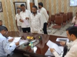 डीएम दीपक मीणा ने जनसुनवाई में सुनी फरियादियों की समस्याएं, त्वरित निस्तारण के दिए सख्त निर्देश नवागत एडीएम सिटी, एडीएम प्रशासन और एडीएम वित्त को कार्यप्रणाली में जवाबदेही व पारदर्शिता सुनिश्चित करने के निर्देश