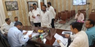 डीएम दीपक मीणा ने जनसुनवाई में सुनी फरियादियों की समस्याएं, त्वरित निस्तारण के दिए सख्त निर्देश नवागत एडीएम सिटी, एडीएम प्रशासन और एडीएम वित्त को कार्यप्रणाली में जवाबदेही व पारदर्शिता सुनिश्चित करने के निर्देश