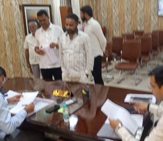 डीएम दीपक मीणा ने जनसुनवाई में सुनी फरियादियों की समस्याएं, त्वरित निस्तारण के दिए सख्त निर्देश नवागत एडीएम सिटी, एडीएम प्रशासन और एडीएम वित्त को कार्यप्रणाली में जवाबदेही व पारदर्शिता सुनिश्चित करने के निर्देश
