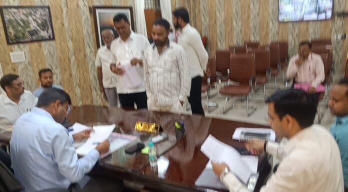 डीएम दीपक मीणा ने जनसुनवाई में सुनी फरियादियों की समस्याएं, त्वरित निस्तारण के दिए सख्त निर्देश नवागत एडीएम सिटी, एडीएम प्रशासन और एडीएम वित्त को कार्यप्रणाली में जवाबदेही व पारदर्शिता सुनिश्चित करने के निर्देश