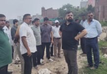 नगर आयुक्त का नाला सफाई अभियान का औचक निरीक्षण किराना मंडी से तकियाघाट तक सफाई तेज करने के निर्देश पोकलेन मशीनों से आज से शुरू होगा विशेष अभियान