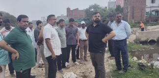 नगर आयुक्त का नाला सफाई अभियान का औचक निरीक्षण किराना मंडी से तकियाघाट तक सफाई तेज करने के निर्देश पोकलेन मशीनों से आज से शुरू होगा विशेष अभियान