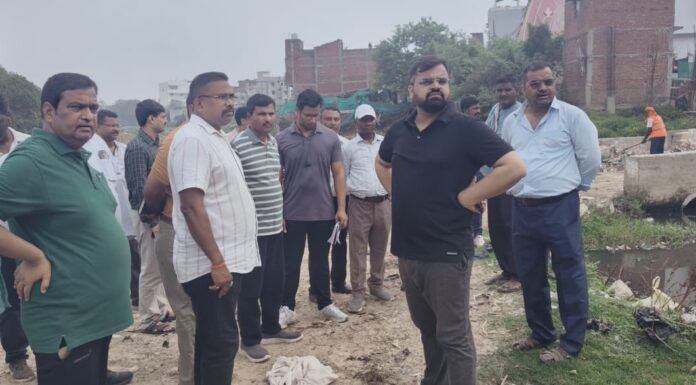 नगर आयुक्त का नाला सफाई अभियान का औचक निरीक्षण किराना मंडी से तकियाघाट तक सफाई तेज करने के निर्देश पोकलेन मशीनों से आज से शुरू होगा विशेष अभियान