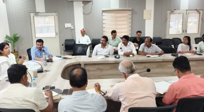 जनगणना कार्य शुरू, डीएम ने की समीक्षा बैठक