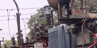 भीषण गर्मी से तपने लगे ट्रांसफार्मर, पानी डालकर बचा रहे बिजलीकर्मी गीडा सेक्टर-13 विद्युत उपकेंद्र पर ट्रांसफार्मरों को ठंडा करने के लिए लगाया गया विशेष प्रबंध