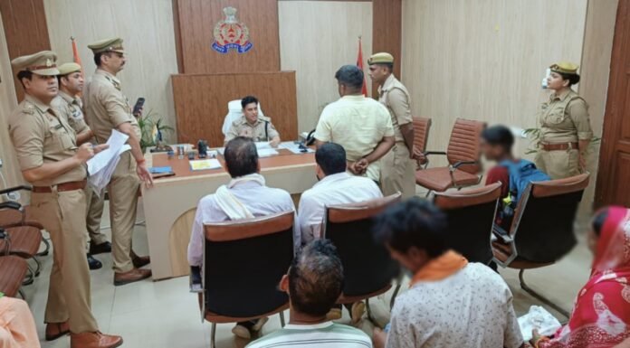 लोकल छुट्टी में भी खुला रहा प्रशासन का दरबार, डीएम-एसएसपी ने सुनीं जन समस्याएं छुट्टी के दिन भी अफसरों की सक्रियता बनी चर्चा का विषय, मौके पर दिए त्वरित कार्रवाई के निर्देश