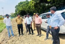 गोरखपुर में दो रेल उपरिगामी सेतुओं के निर्माण स्थलों का निरीक्षण मण्डलायुक्त और डीएम ने दिए सुरक्षा, सर्विस रोड और रोटरी निर्माण के निर्देश