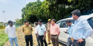 गोरखपुर में दो रेल उपरिगामी सेतुओं के निर्माण स्थलों का निरीक्षण मण्डलायुक्त और डीएम ने दिए सुरक्षा, सर्विस रोड और रोटरी निर्माण के निर्देश