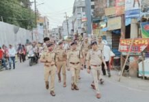 बकरीद को लेकर गोरखपुर पुलिस अलर्ट, डीआईजी-एसएसपी ने किया फ्लैग मार्च संवेदनशील इलाकों का निरीक्षण कर सुरक्षा व्यवस्था परखी, अफवाह फैलाने वालों को चेतावनी