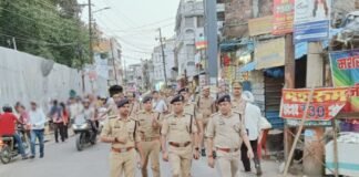 बकरीद को लेकर गोरखपुर पुलिस अलर्ट, डीआईजी-एसएसपी ने किया फ्लैग मार्च संवेदनशील इलाकों का निरीक्षण कर सुरक्षा व्यवस्था परखी, अफवाह फैलाने वालों को चेतावनी