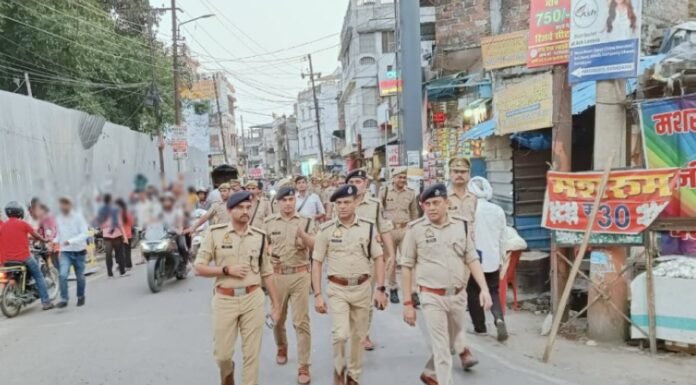 बकरीद को लेकर गोरखपुर पुलिस अलर्ट, डीआईजी-एसएसपी ने किया फ्लैग मार्च संवेदनशील इलाकों का निरीक्षण कर सुरक्षा व्यवस्था परखी, अफवाह फैलाने वालों को चेतावनी