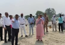 बाढ़ सुरक्षा कार्यों का डीएम ने किया निरीक्षण, जून से पहले सभी परियोजनाएं पूरी करने के निर्देश घाघरा तटबंधों और बाढ़ चौकियों का लिया जायजा, अधिकारियों को तैयारियां दुरुस्त रखने के निर्देश