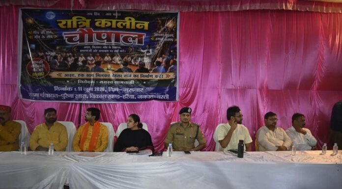 डीएम-एसपी ने रात्रिकालीन चौपाल में सुनीं ग्रामीणों की समस्याएं “आइए एक साथ मिलकर बेहतर गांव का निर्माण करें” विषय पर हुआ संवाद