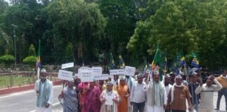 महंगाई के विरोध में पीस पार्टी का प्रदर्शन, राष्ट्रपति को संबोधित ज्ञापन सौंपा रसोई गैस, पेट्रोल-डीजल और बिजली बिलों में बढ़े शुल्क पर जताया विरोध, राहत पैकेज की मांग