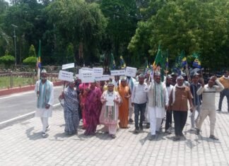 महंगाई के विरोध में पीस पार्टी का प्रदर्शन, राष्ट्रपति को संबोधित ज्ञापन सौंपा रसोई गैस, पेट्रोल-डीजल और बिजली बिलों में बढ़े शुल्क पर जताया विरोध, राहत पैकेज की मांग