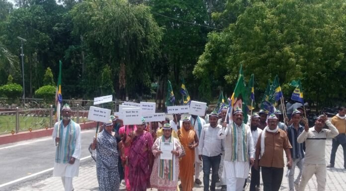महंगाई के विरोध में पीस पार्टी का प्रदर्शन, राष्ट्रपति को संबोधित ज्ञापन सौंपा रसोई गैस, पेट्रोल-डीजल और बिजली बिलों में बढ़े शुल्क पर जताया विरोध, राहत पैकेज की मांग