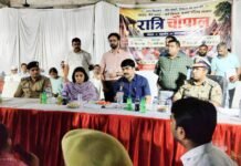 श्रीपालपुर में रात्रि चौपाल: मंडलायुक्त ने सुनीं ग्रामीणों की समस्याएं, अधिकारियों को दिए सख्त निर्देश
