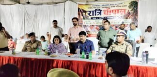 श्रीपालपुर में रात्रि चौपाल: मंडलायुक्त ने सुनीं ग्रामीणों की समस्याएं, अधिकारियों को दिए सख्त निर्देश
